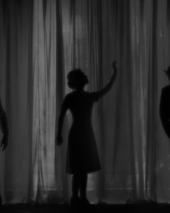 Theatervorhang mit Silhouetten dreier Schauspieler