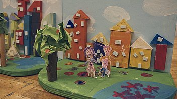 Bild: Holzschablonenstadt mit Papierfamilie