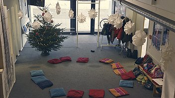 Bild: Foyer mit Weihnachtsbaum und Schneeflocken