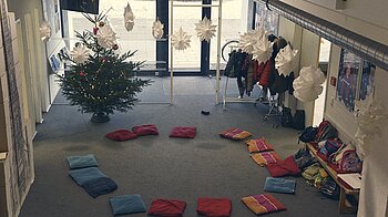 Bild: Foyer mit Weihnachtsbaum und Schneeflocken