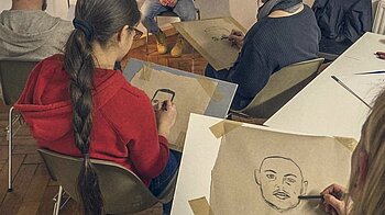 Bild: Teilnehmer im Zeichenkurs