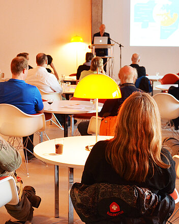 Bild: Besucher eines Vortrags über Architektur