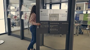 Bild: Tür zum Anmeldesekretariat