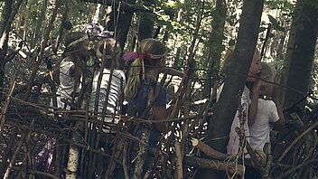 Bild: Mädchen spielen Verstecken im Wald