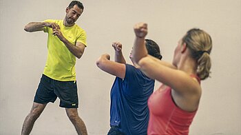 Bild: Drei Personen tanzen eine Choreographie