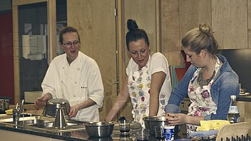 Bild: Teilnehmerinnen eines Kochkurses