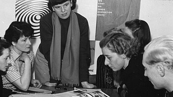 Bild: Inge Scholl im Kreis Ihrer Mitarbeiter