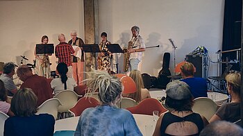 Bild: Das Saxophonquartett bei einem Hauskonzert im Club Orange.