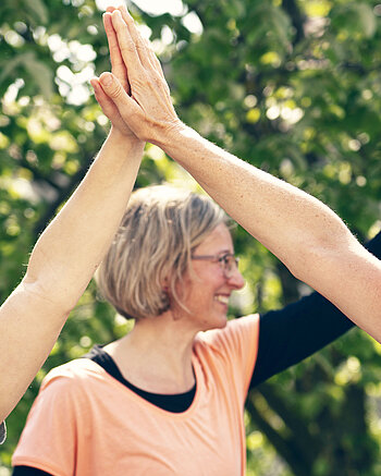 Bild: Drei Frauen auf der vh Terasse