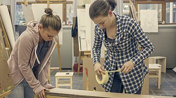 Bild: Kollegstudentinnen beim Möbelbau
