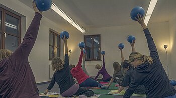 Bild: Teilnehmerinnen im Pilateskurs