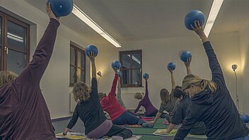 Bild: Teilnehmerinnen im Pilateskurs