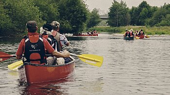 Bild: Teilnehmer/innen der Kanutour im Naturschutzgebiet Donauwiesen