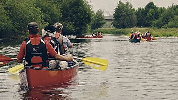 Bild: Teilnehmer/innen der Kanutour im Naturschutzgebiet Donauwiesen