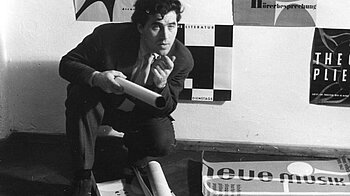 Bild: Otl Aicher mit Plakaten