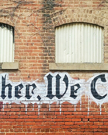 Bild: Steinwand mit Graffiti: Together we create!