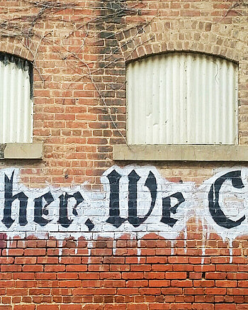 Bild: Steinwand mit Graffiti: Together we create!