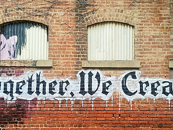 Bild: Steinwand mit Graffiti: Together we create!