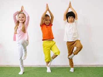 Drei Kinder beim Yoga Kurs