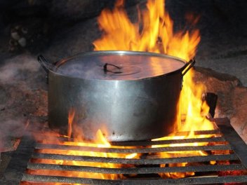 Metallkessel auf Feuerstelle
