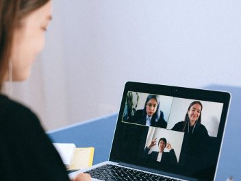 Frau sitzt vor einem Laptop
