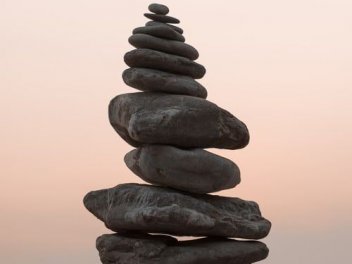 Turm aus Steinen am Strand