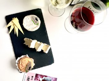 Verschiedene Käse und Weine