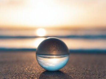 Glaskugel am Strand
