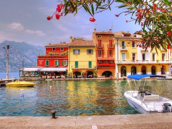 Kleine Häusern in Italien am Wasser