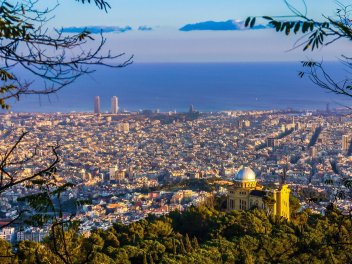 Spanische Großstadt am Meer