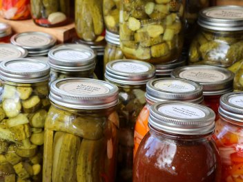 Fermentiertes Gemüse in Gläsern