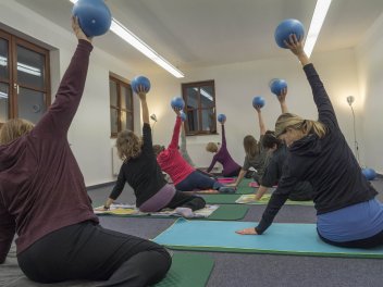 Frauen machen gemeinsam Pilates