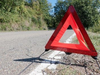 Rotes Warndreieck am Straßenrand