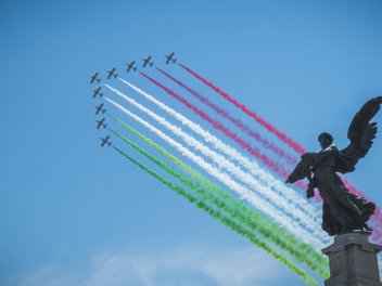 Flugzeuge sprühen die italienische Flagge in den Himmel