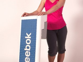 Dozentin in Sportkleidung