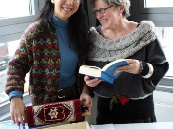 Zwei Frauen mit Buch in der Hand