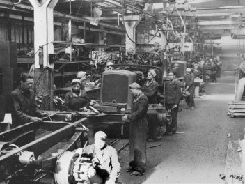 Zwangsarbeiter*innen in der LKW-Motorenmontage bei KHD-Magirus