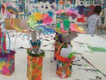 Blumentaschen und Handabdr&uuml;cke im Wind-Atelier
