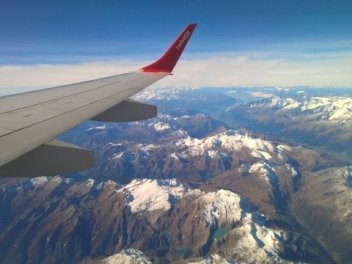 Panoramablick auf die Alpen von einem Passagierflugzeug aus gesehen
