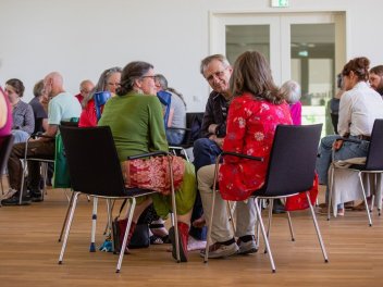 Gruppe von Menschen im Gespr&auml;ch