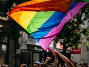 Menschen, die eine Regenbogenflagge halten