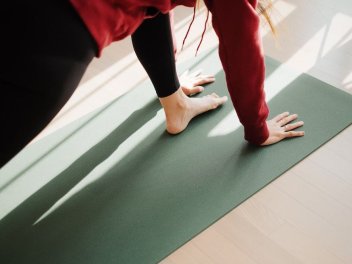 Person macht Pilates-&Uuml;bung auf Matte