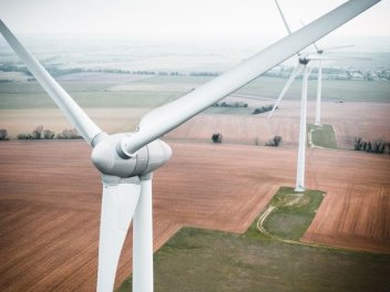Windr&auml;der auf Feldern