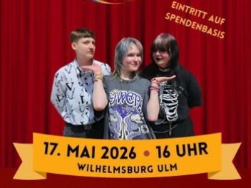 Veranstaltungsplakat "Queer durch die Welt": drei Menschen vor rotem Vorhang.